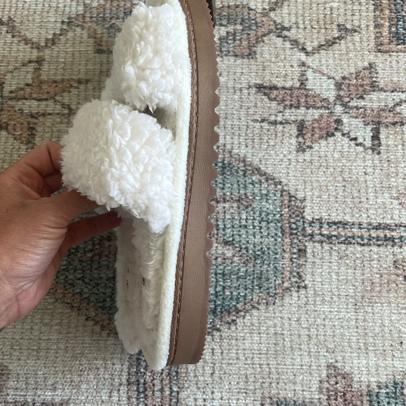 Dearfoams White Fuzzy Slippers - Picture 4 of 4
